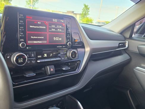 Used 2022 Toyota Highlander XLE AWD/4WD image 29