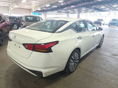 Used 2025 Nissan Altima 2.5 SV FWD image 2