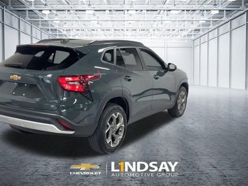 Used 2025 Chevrolet Trax LT FWD image 8