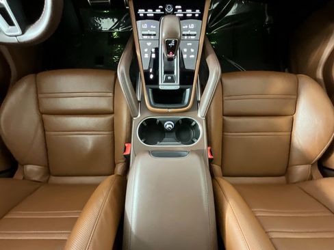 Used 2022 Porsche Cayenne Turbo image 15