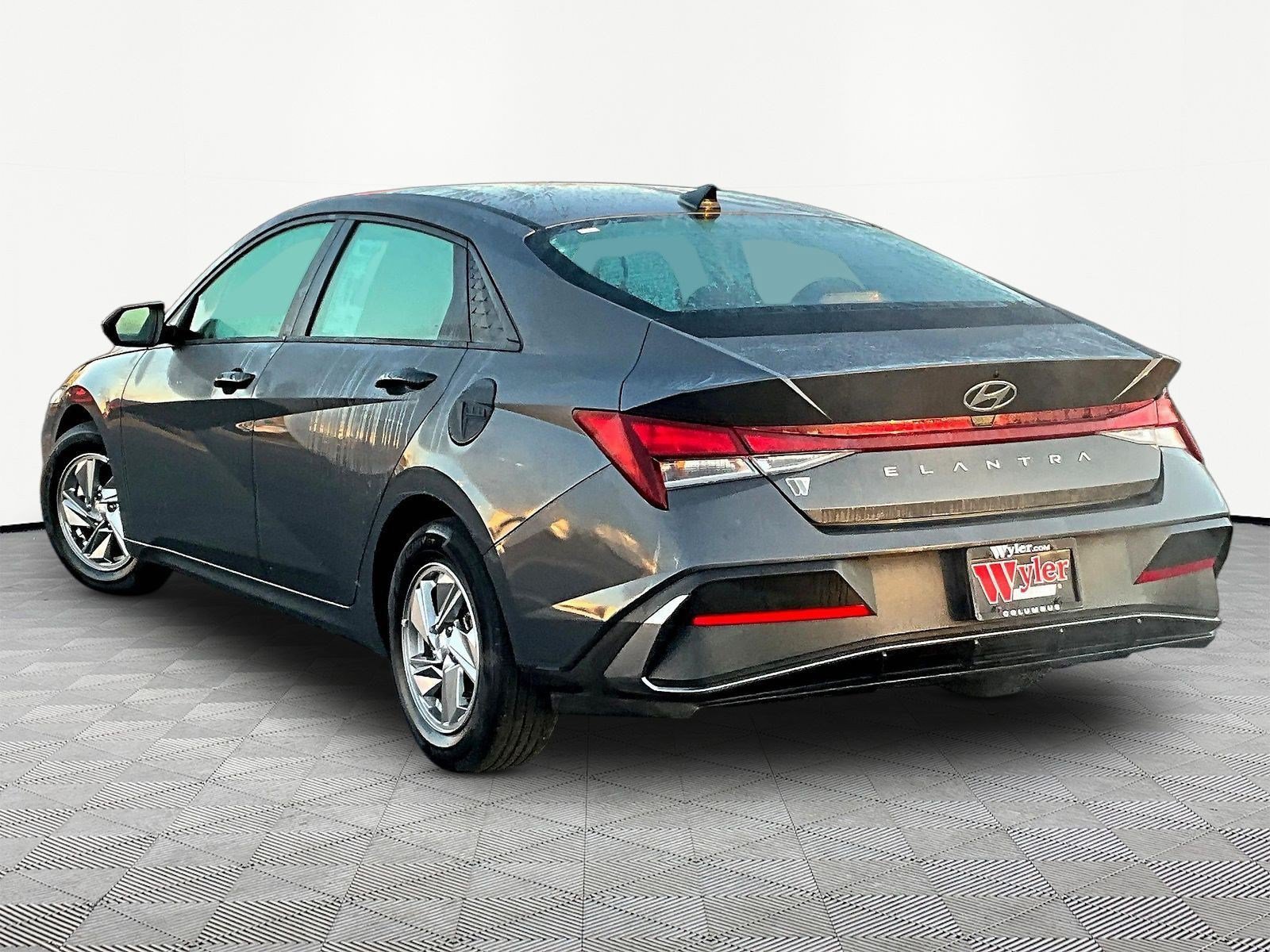 Used 2024 Hyundai Elantra SE FWD image 4