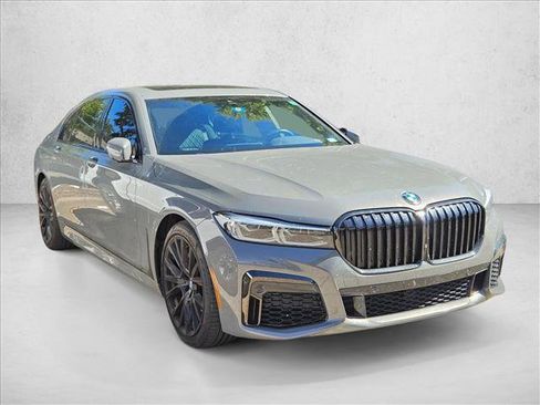 Used 2022 BMW 740i w/ M Sport Package image 3