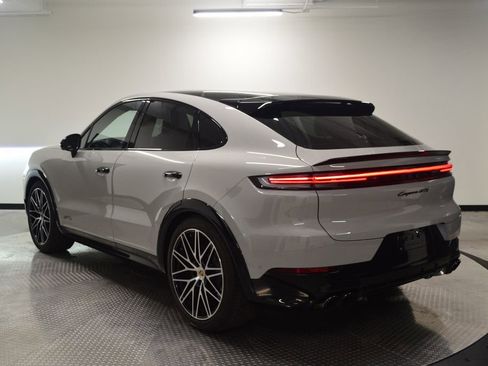 Certified 2026 Porsche Cayenne GTS AWD/4WD image 3