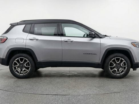 Used 2025 Jeep Compass Trailhawk image 11