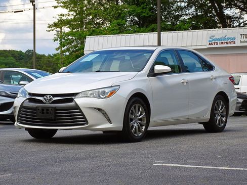 Used 2015 Toyota Camry XLE w/ Moonroof Package FWD image 5