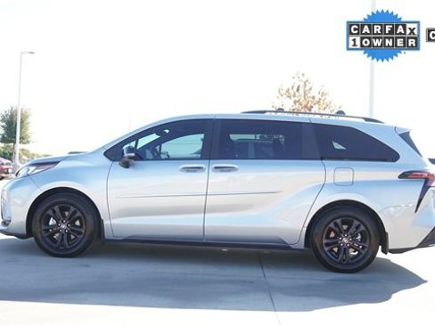 Used 2025 Toyota Sienna XSE w/ XSE Premium Package image 6