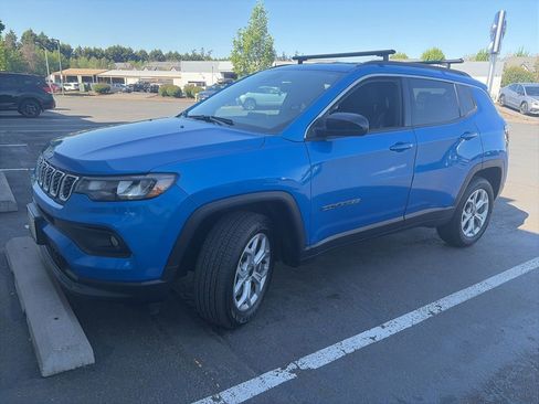 Used 2025 Jeep Compass Latitude AWD/4WD image 3