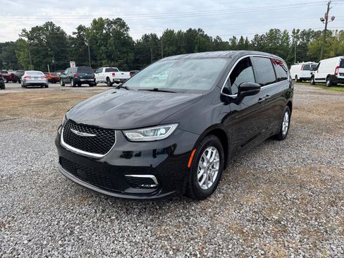 Used 2023 Chrysler Pacifica Touring FWD image 5
