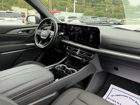 Used 2024 Chevrolet Traverse LT image 11