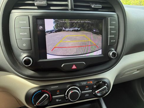 Used 2025 Kia Soul LX w/ LX Technology Package FWD image 17