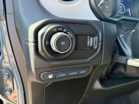 Used 2025 Jeep Wrangler Unlimited Sahara AWD/4WD image 13