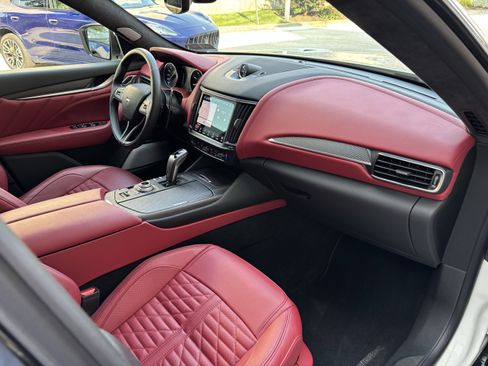 Used 2023 Maserati Levante Trofeo image 28