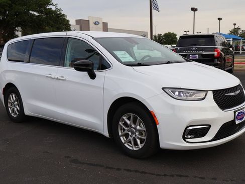 Used 2024 Chrysler Pacifica Touring-L FWD image 12