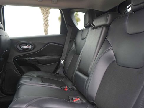 Used 2021 Jeep Cherokee Latitude Plus FWD image 14