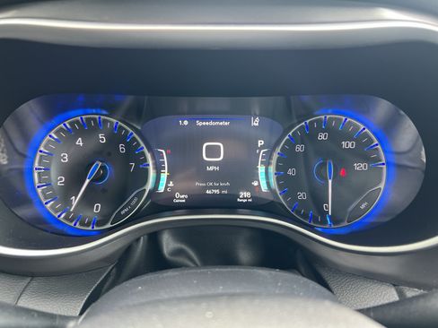 Used 2025 Chrysler Pacifica Select FWD image 13