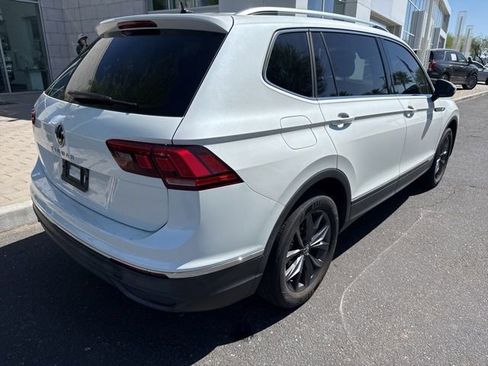 Used 2023 Volkswagen Tiguan SE w/ Panoramic Sunroof Package FWD image 3