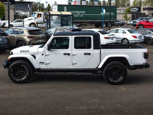 Used 2021 Jeep Gladiator Willys image 12