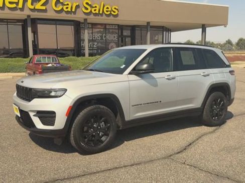 Used 2024 Jeep Grand Cherokee Altitude AWD/4WD image 4