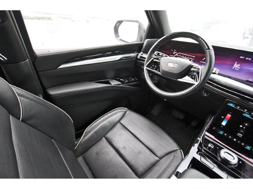 Used 2025 Cadillac Escalade ESV Sport AWD/4WD image 8