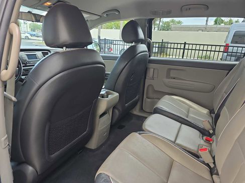 Used 2016 Kia Sedona LX w/ LX Essentials Premium Package FWD image 11