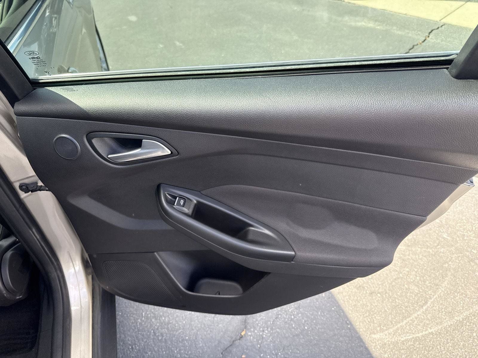 Used 2018 Ford Focus Titanium w/ Titanium Technology Package FWD image 17