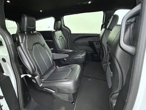Used 2025 Chrysler Pacifica Select FWD image 17