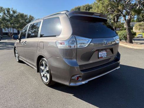 Used 2013 Toyota Sienna SE w/ Premium Pkg w/Entune FWD image 5
