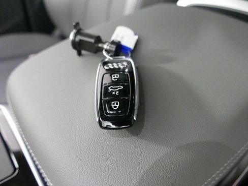 Used 2024 Audi Q8 Premium image 12