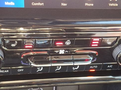 Used 2023 Jeep Grand Cherokee Limited image 27