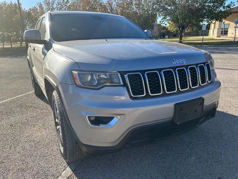 Used 2017 Jeep Grand Cherokee Laredo w/ Quick Order Package 2BE image 9