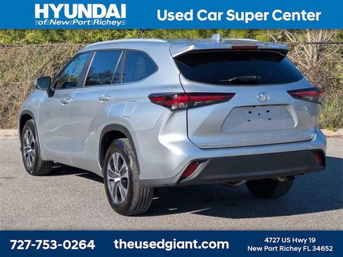 Used 2024 Toyota Highlander LE image 3