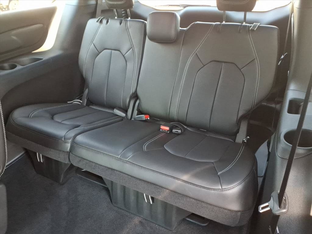 New 2027 Chrysler Pacifica Select FWD image 14