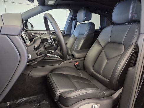 Used 2026 Porsche Macan Base image 5