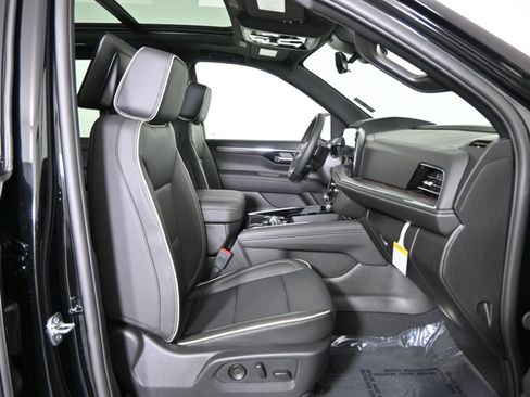 New 2026 Chevrolet Suburban Premier image 13