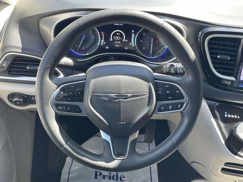 Certified 2023 Chrysler Pacifica Touring-L FWD image 26