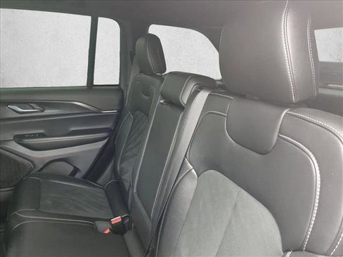 Certified 2025 Jeep Grand Cherokee Altitude AWD/4WD image 19