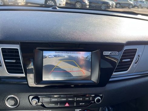 Used 2017 Kia Niro EX FWD image 17