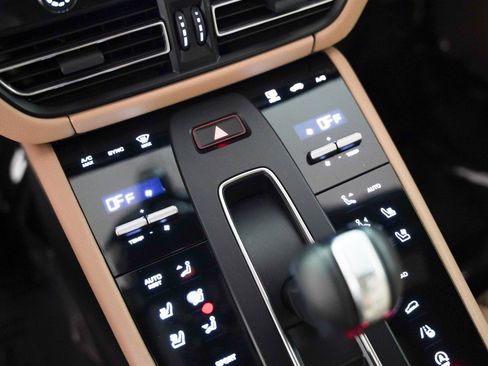 Certified 2024 Porsche Macan image 16