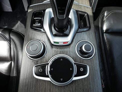 Used 2023 Alfa Romeo Stelvio Ti AWD/4WD image 27