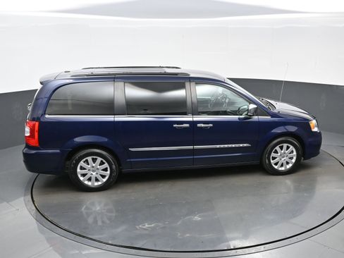 Used 2012 Chrysler Town & Country Touring-L w/ Entertainment Group #2 FWD image 39