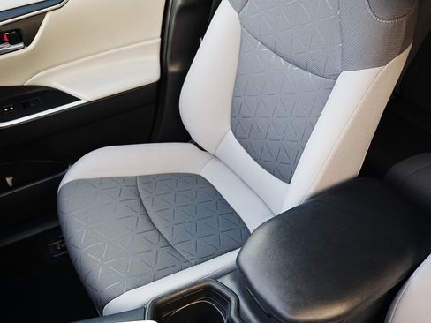 Used 2021 Toyota RAV4 XLE image 11