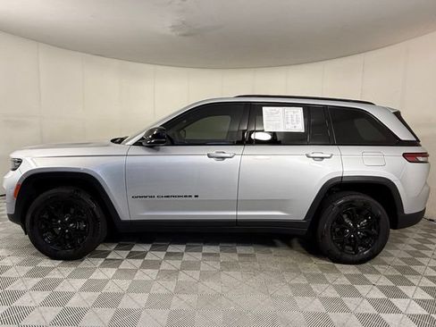 Used 2025 Jeep Grand Cherokee Altitude RWD image 3