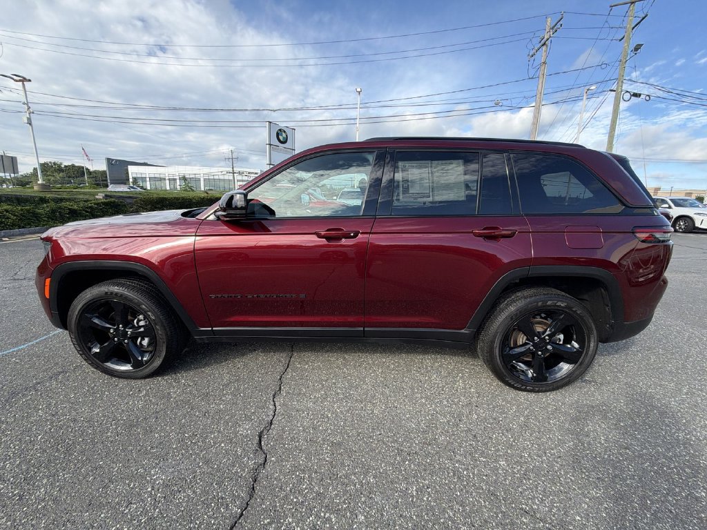Used 2024 Jeep Grand Cherokee Altitude AWD/4WD image 11