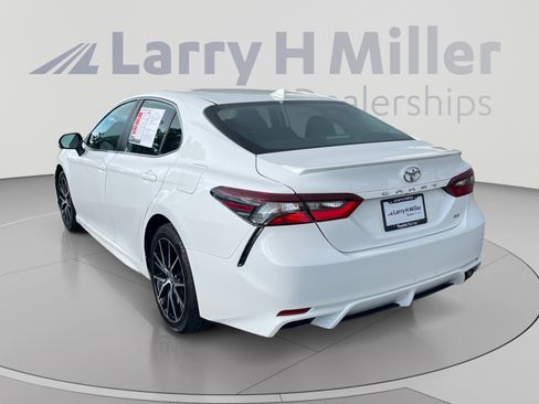 Used 2023 Toyota Camry SE FWD image 3