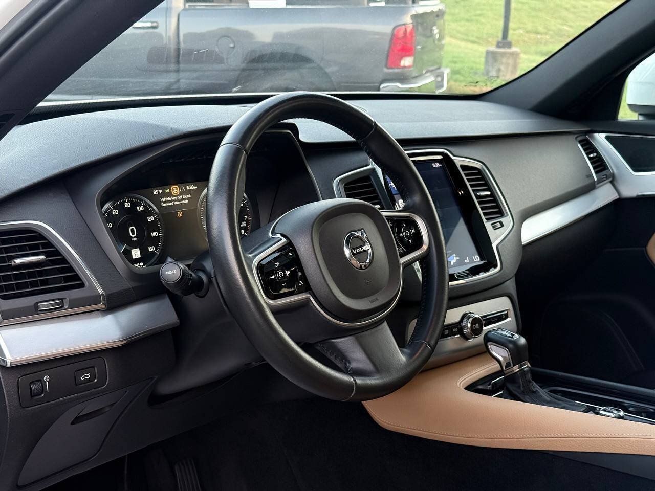 Used 2018 Volvo XC90 T6 Momentum w/ Convenience Package AWD/4WD image 13