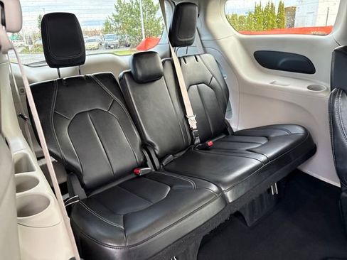 Used 2024 Chrysler Pacifica Touring-L image 12