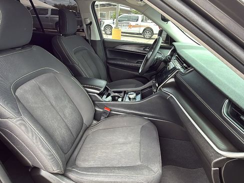 Used 2023 Jeep Grand Cherokee Laredo RWD image 28