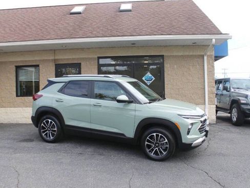 Used 2025 Chevrolet TrailBlazer LT image 2