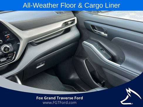 Used 2022 Toyota Highlander XLE AWD/4WD image 32