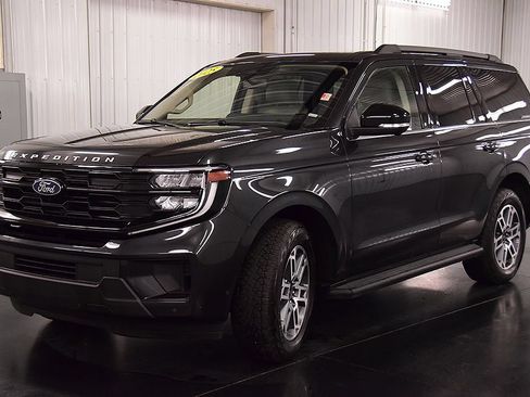 Used 2025 Ford Expedition Active AWD/4WD image 3
